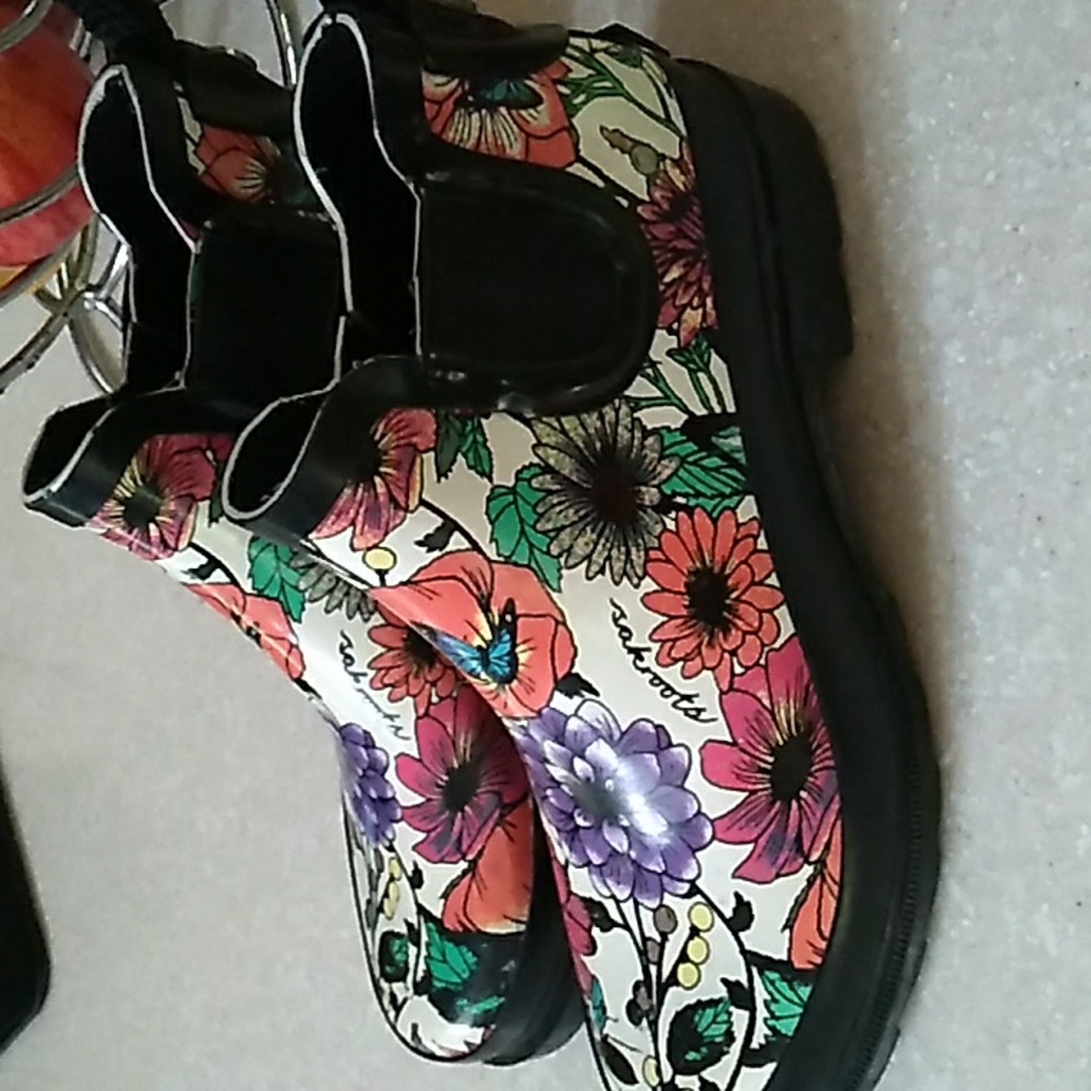 Sakroot Rubber Bootie size 7 women..universal